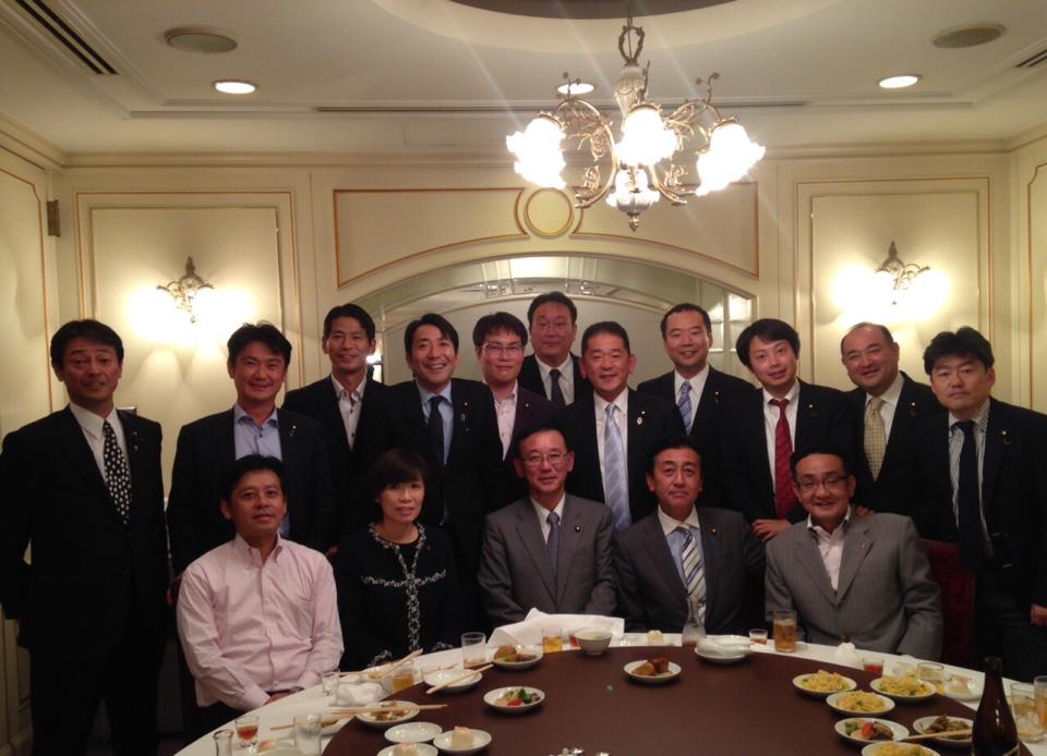 同期会にて谷垣幹事長を囲む