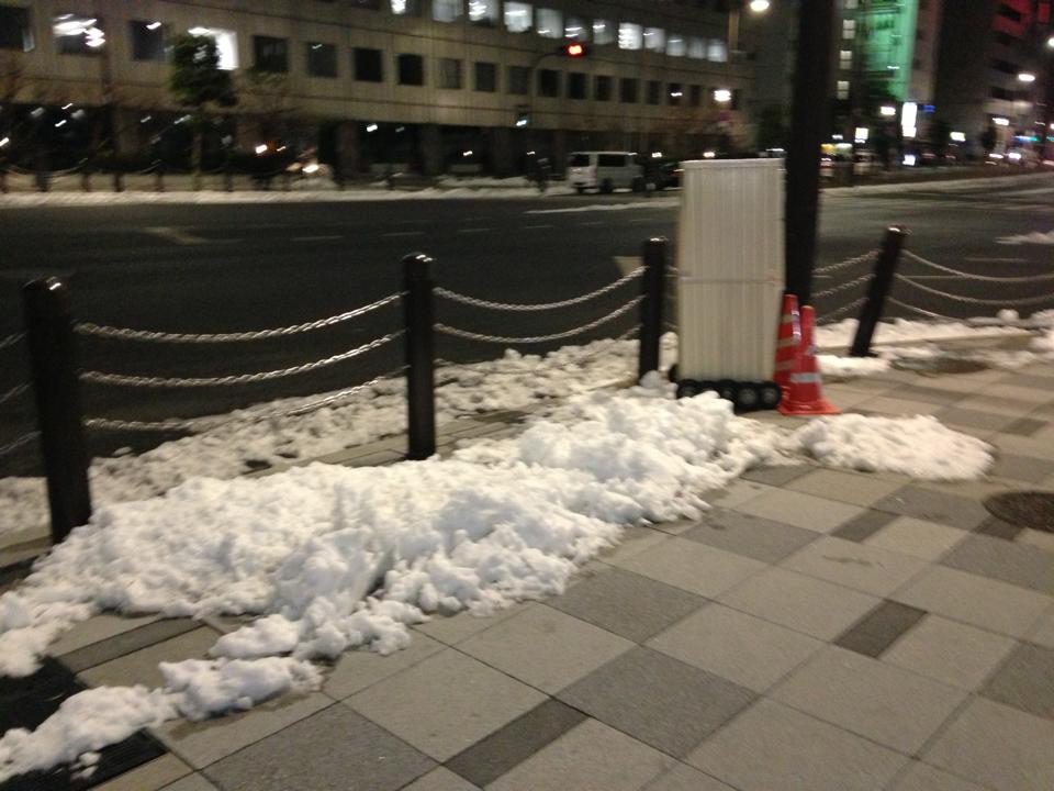 雪の残る東京